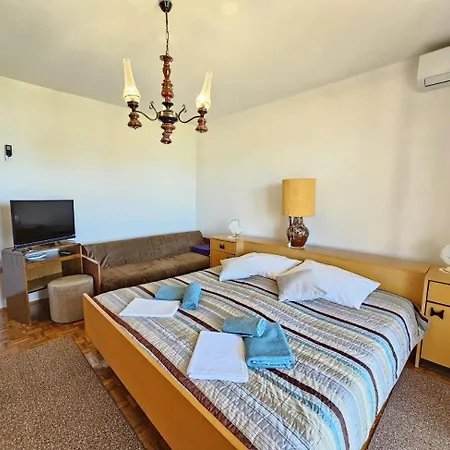 Leo 2 Nv - For 2-3 Persons With Bathroom, Balcony Novi Vinodolski